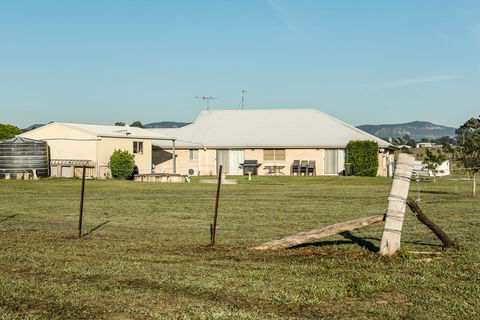 Madigan Wine Country Cottages - Lightning Ridge Tourism 32