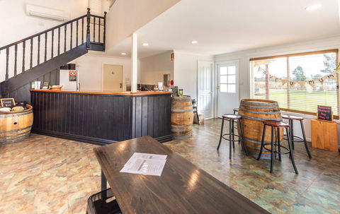 Madigan Wine Country Cottages - Lightning Ridge Tourism 25