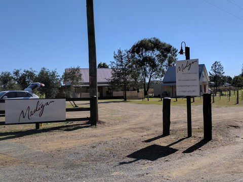Madigan Wine Country Cottages - Lightning Ridge Tourism 3