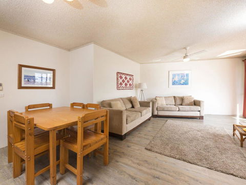 Centrepoint 10 - Lightning Ridge Tourism 2