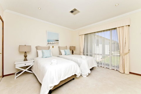 One Mile Mansion - Private Coastal Retreat FREE FAMILY ADVENTURE PASS - Lightning Ridge Tourism 16