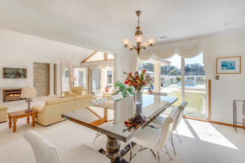 One Mile Mansion - Private Coastal Retreat FREE FAMILY ADVENTURE PASS - Lightning Ridge Tourism 10