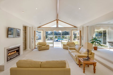 One Mile Mansion - Private Coastal Retreat FREE FAMILY ADVENTURE PASS - Lightning Ridge Tourism 13