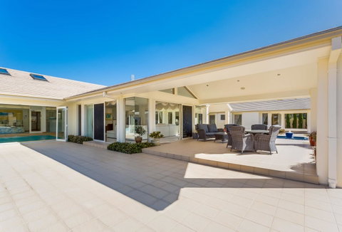 One Mile Mansion - Private Coastal Retreat FREE FAMILY ADVENTURE PASS - Lightning Ridge Tourism 18