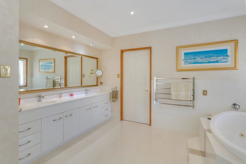 One Mile Mansion - Private Coastal Retreat FREE FAMILY ADVENTURE PASS - Lightning Ridge Tourism 8