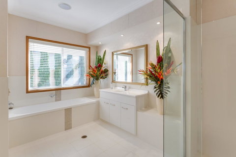 One Mile Mansion - Private Coastal Retreat FREE FAMILY ADVENTURE PASS - Lightning Ridge Tourism 9
