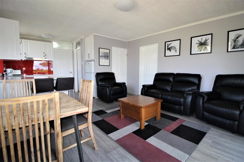 Beachfront 3, 25 Willow Street - Lightning Ridge Tourism 0