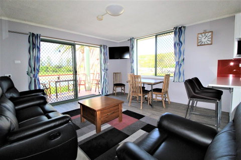 Beachfront 3, 25 Willow Street - Lightning Ridge Tourism 2