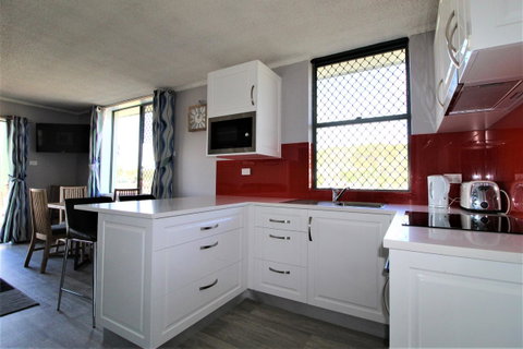 Beachfront 3, 25 Willow Street - Lightning Ridge Tourism 6