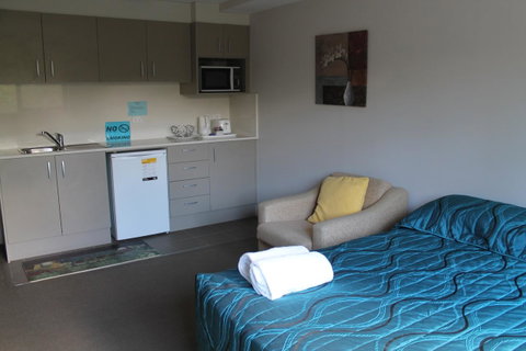 Strathfield Executive Accommodation - Lightning Ridge Tourism 7