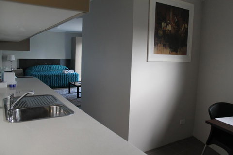Strathfield Executive Accommodation - Lightning Ridge Tourism 6