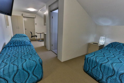 Strathfield Executive Accommodation - Lightning Ridge Tourism 2
