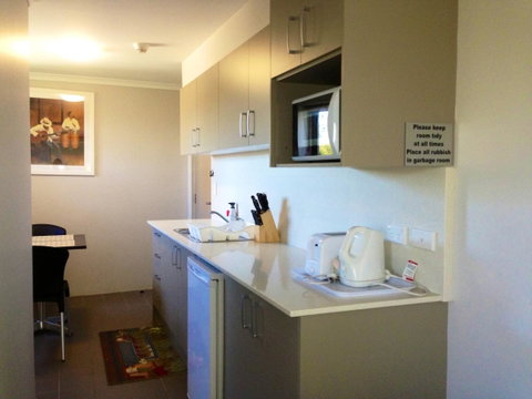 Strathfield Executive Accommodation - Lightning Ridge Tourism 28