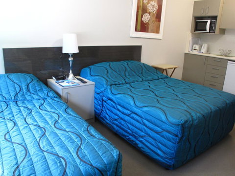 Strathfield Executive Accommodation - Lightning Ridge Tourism 32