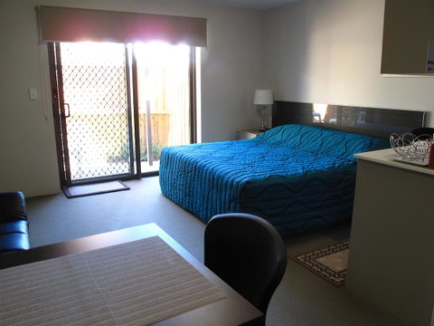 Strathfield Executive Accommodation - Lightning Ridge Tourism 26