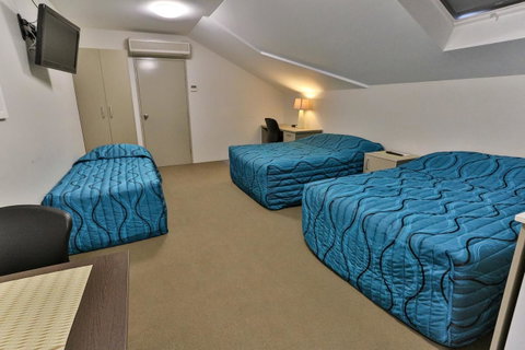 Strathfield Executive Accommodation - Lightning Ridge Tourism 13