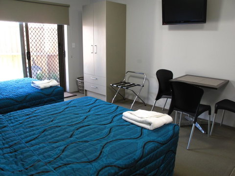 Strathfield Executive Accommodation - Lightning Ridge Tourism 42