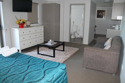 Strathfield Executive Accommodation - Lightning Ridge Tourism 3