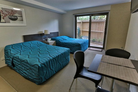 Strathfield Executive Accommodation - Lightning Ridge Tourism 18