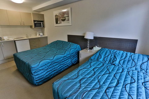 Strathfield Executive Accommodation - Lightning Ridge Tourism 17