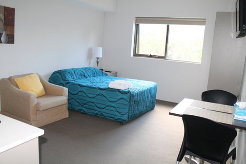 Strathfield Executive Accommodation - Lightning Ridge Tourism 8