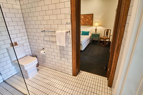The Bronte Boutique Hotel - Lightning Ridge Tourism 43