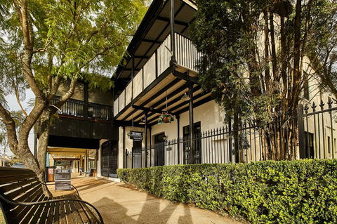 The Bronte Boutique Hotel - Lightning Ridge Tourism 0