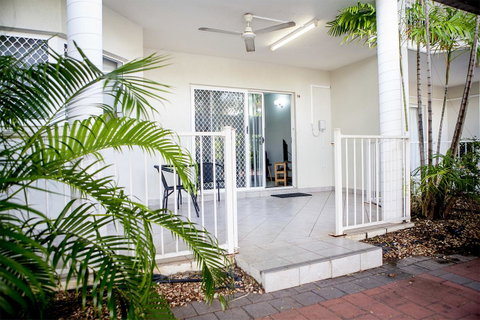 Nightcliff Foreshore Getaway - McKay Gardens - Lightning Ridge Tourism 5