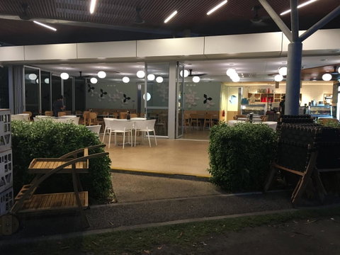 Nightcliff Foreshore Getaway - McKay Gardens - Lightning Ridge Tourism 21