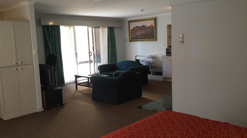 Stay At Alice Springs Hotel - Lightning Ridge Tourism 21