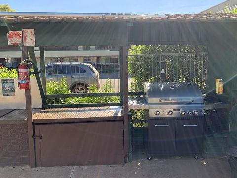 Pine Tree Motel - Lightning Ridge Tourism 4