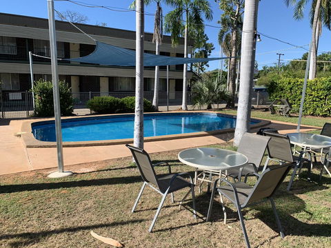 Pine Tree Motel - Lightning Ridge Tourism 1