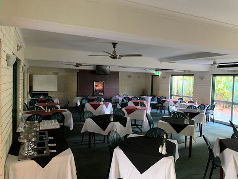 Pine Tree Motel - Lightning Ridge Tourism 9
