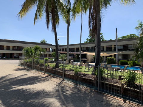 Pine Tree Motel - Lightning Ridge Tourism 2