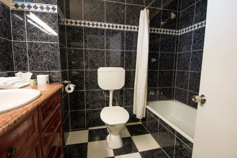 Elkira Court Motel - Lightning Ridge Tourism 15