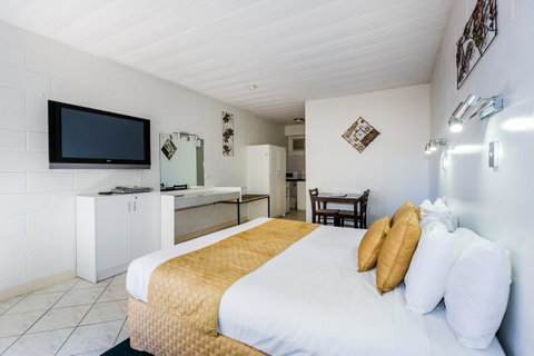 Elkira Court Motel - Lightning Ridge Tourism 8