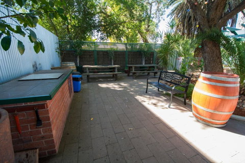 Elkira Court Motel - Lightning Ridge Tourism 1