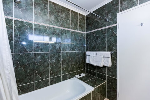 Elkira Court Motel - Lightning Ridge Tourism 16