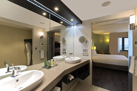 Hilton Darwin - Lightning Ridge Tourism 15