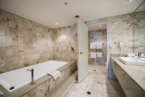 Hilton Darwin - Lightning Ridge Tourism 35