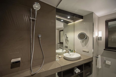 Hilton Darwin - Lightning Ridge Tourism 25