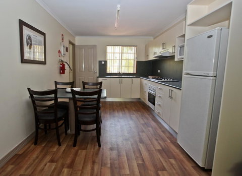 Alice On Todd Apartments - Lightning Ridge Tourism 9