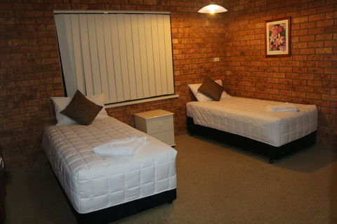 Golden Sands Motor Inn - Lightning Ridge Tourism 5