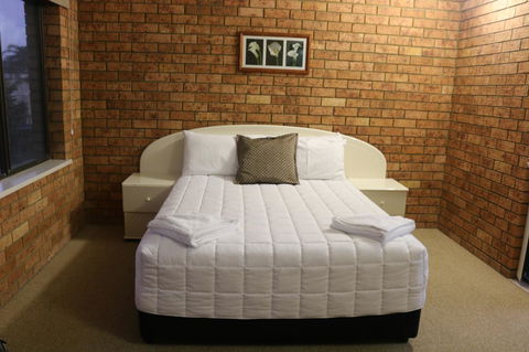 Golden Sands Motor Inn - Lightning Ridge Tourism 0