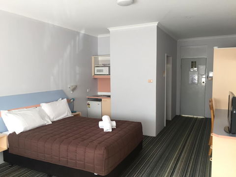 Golden Sands Motor Inn - Lightning Ridge Tourism 8