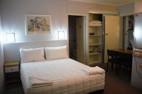 Golden Sands Motor Inn - Lightning Ridge Tourism 1