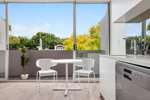 Bondi Beach Studio King Suite + Balcony - Lightning Ridge Tourism 2