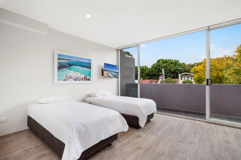 Bondi Beach Studio King Suite + Balcony - Lightning Ridge Tourism 1