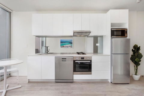 Bondi Beach Studio King Suite + Balcony - Lightning Ridge Tourism 3