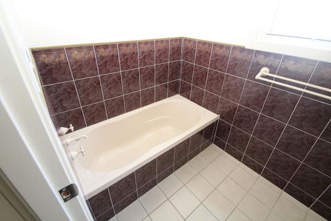 BOOTI BEACH HOUSE - Lightning Ridge Tourism 1